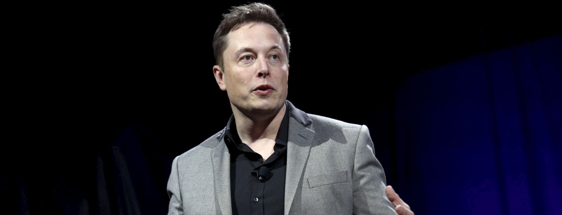 Dünyayı Kurtarması İçin Elon Musk'a Kanepe Almaya Karar Verdiler