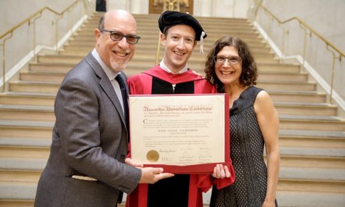 Mark Zuckerberg Artık Harvard Mezunu