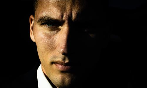 Zeki İnsanların Bile Yaptığı 21 Beden Dili Hatası