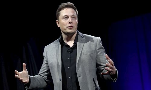Dünyayı Kurtarması İçin Elon Musk'a Kanepe Almaya Karar Verdiler